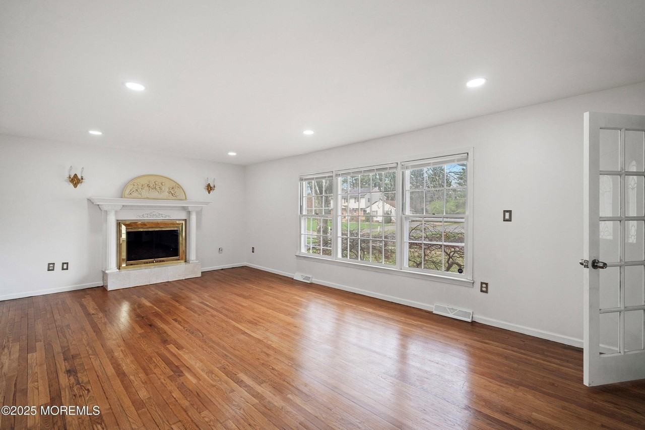 10 Monroe Ct - Photo 7 of 37