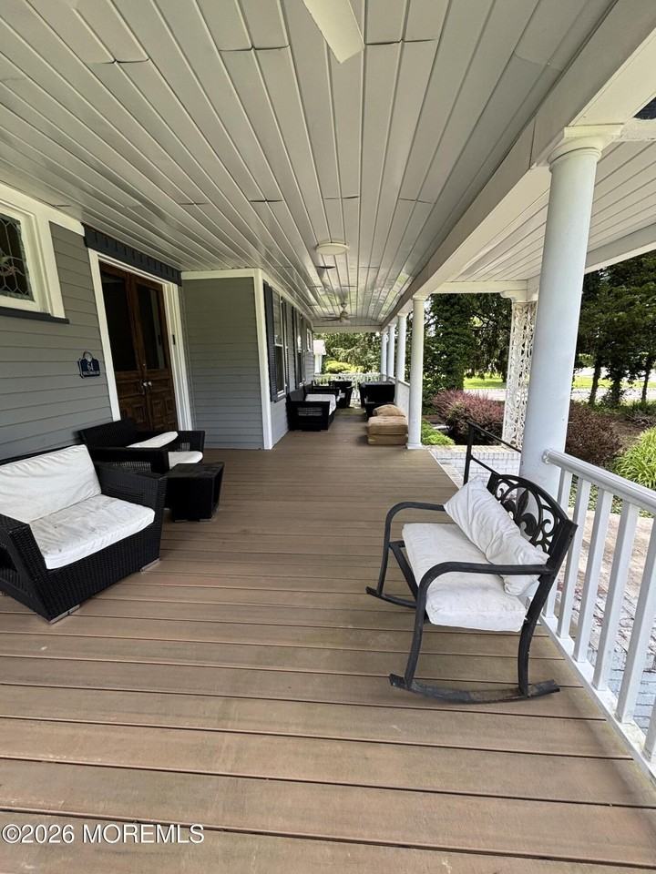 64 Hollywood Ave - Photo 3 of 25