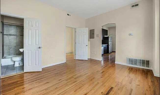 2346 W 19th St #2R - Photo 2 of 7