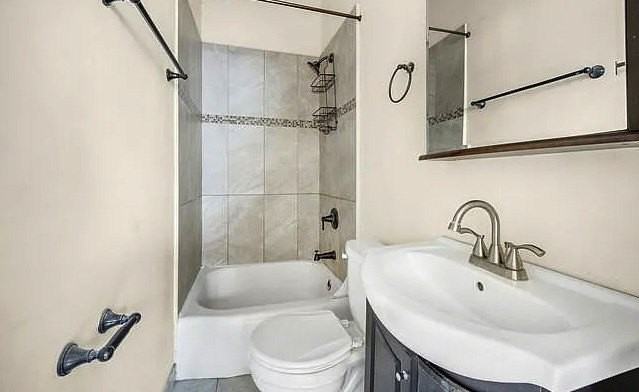 2346 W 19th St #2R - Photo 6 of 7