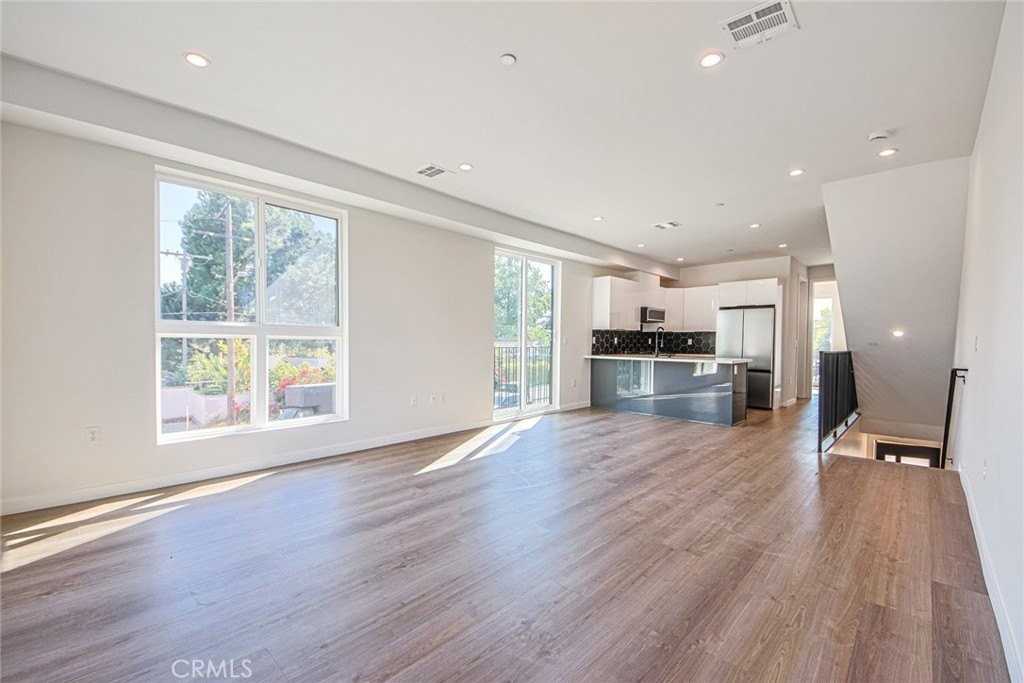 10719 Addison St - Photo 6 of 50