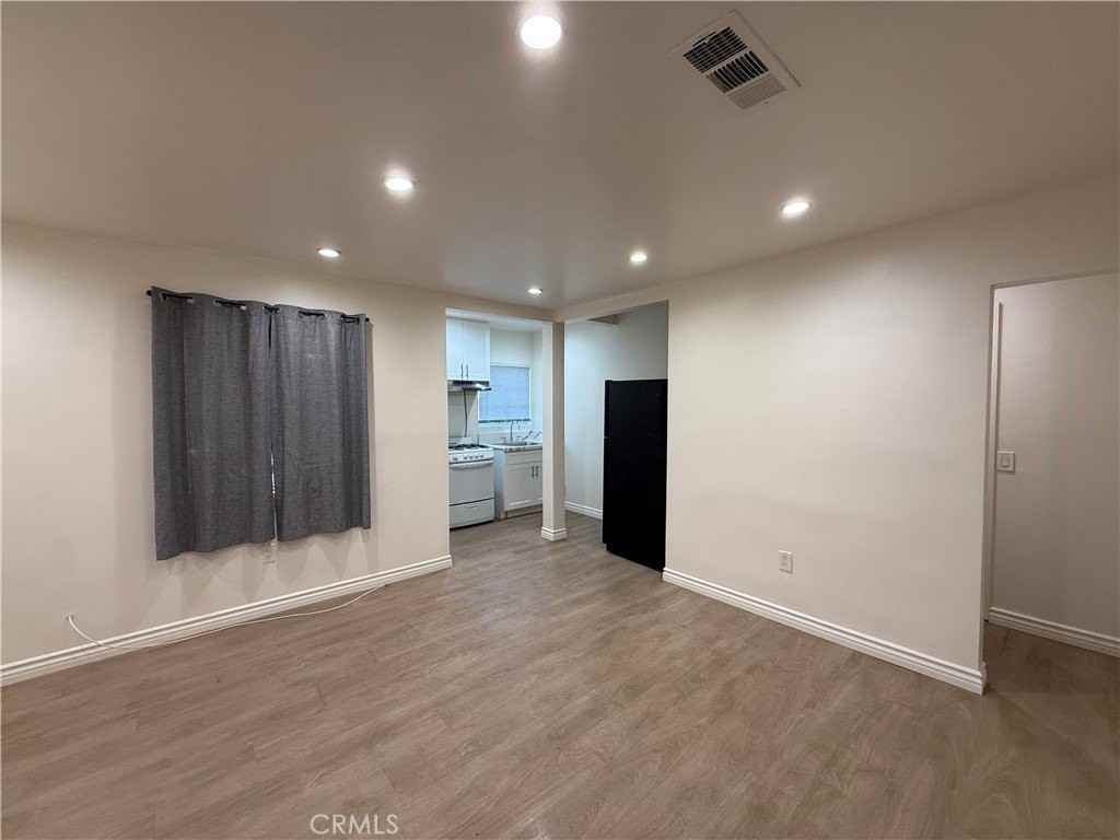 7045 Lindley Ave - Photo 5 of 9