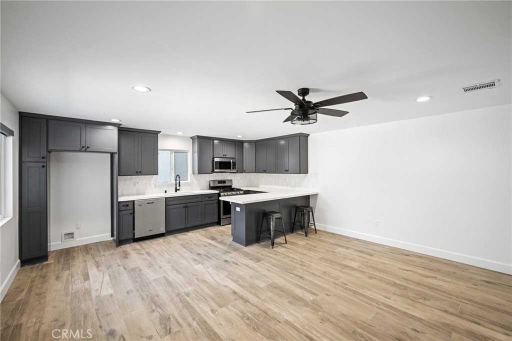 13721 Pierce St - Photo 2 of 35