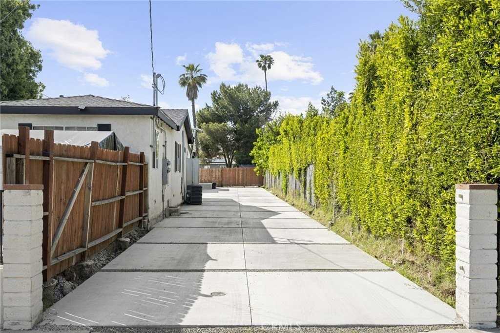 13721 Pierce St - Photo 4 of 35