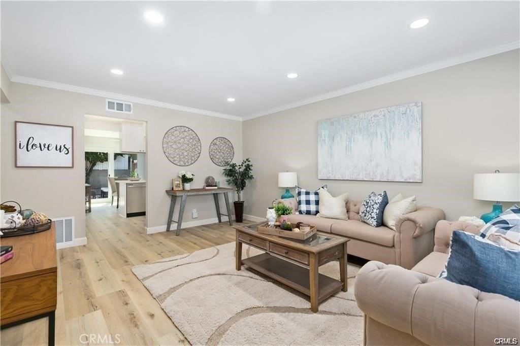 713 N Morgan St #B - Photo 6 of 17