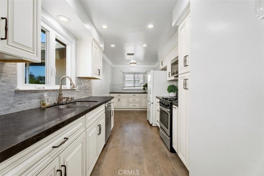 1325 W Ash Ave - Photo 2 of 14