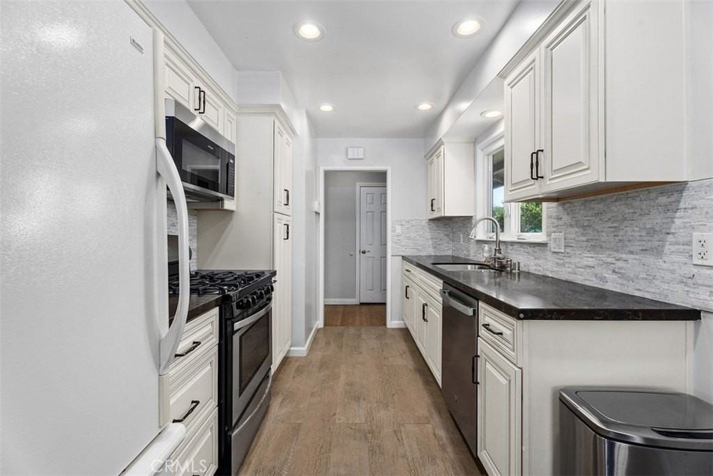 1325 W Ash Ave - Photo 3 of 14