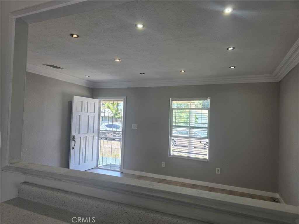 3509 W Flower Ave - Photo 2 of 35