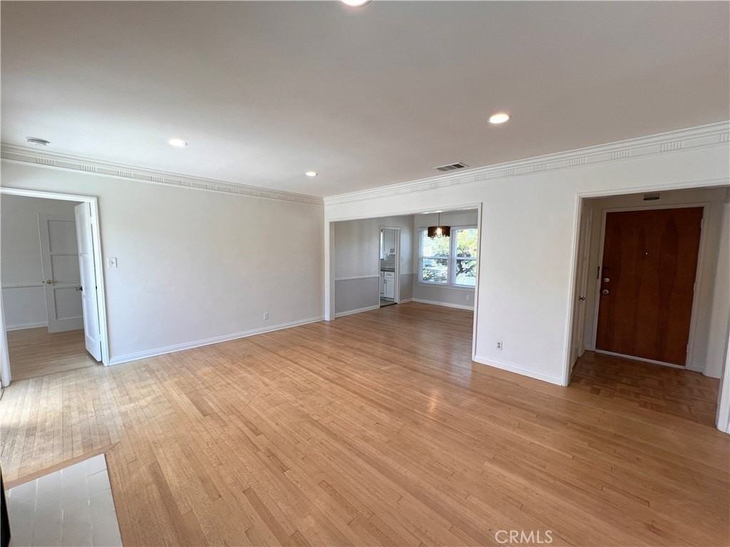 5618 Fallsgrove St - Photo 4 of 24
