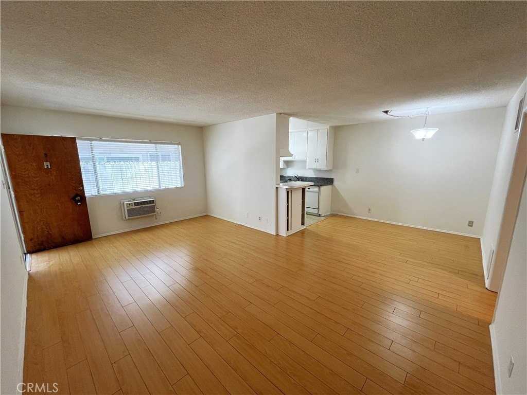 1933 Pelham Ave #3 - Photo 5 of 24