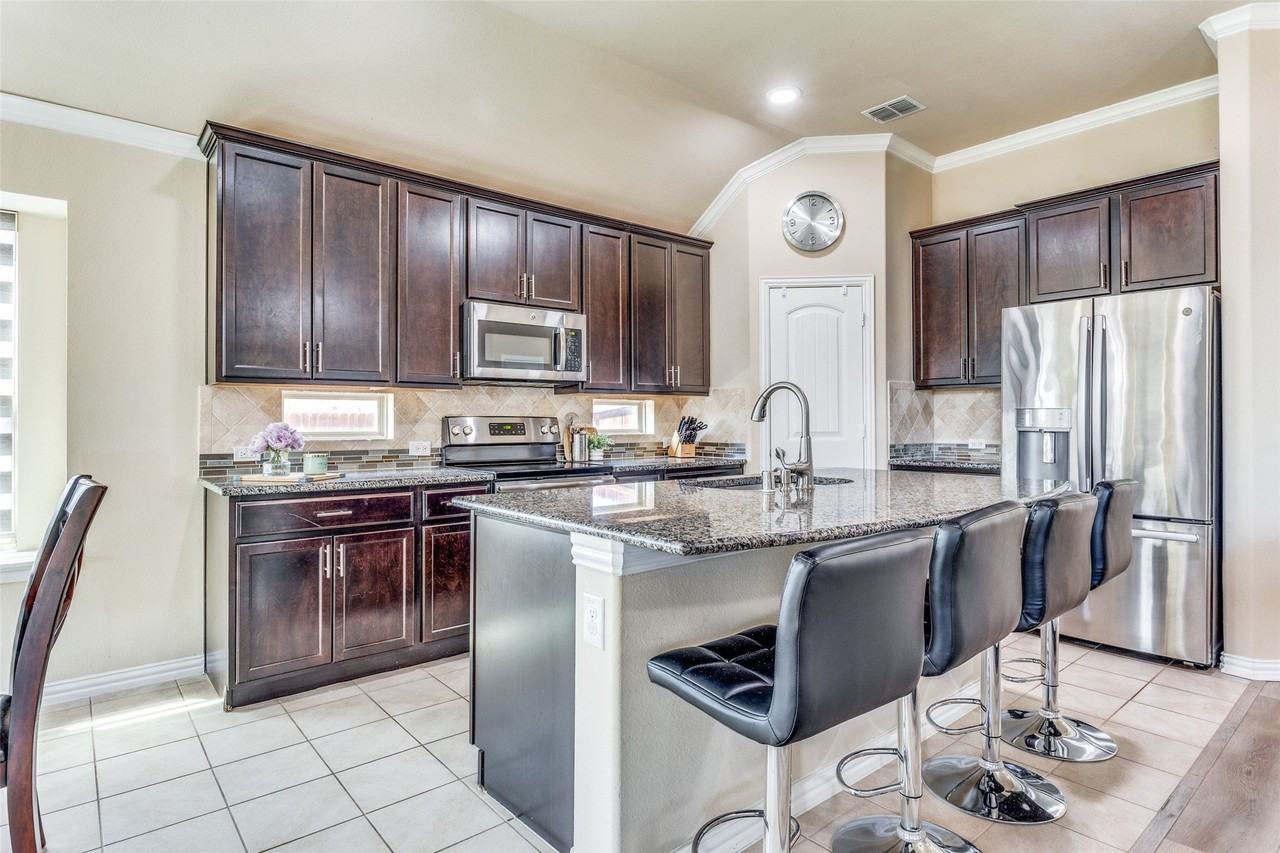 307 Eden Dr - Photo 3 of 25