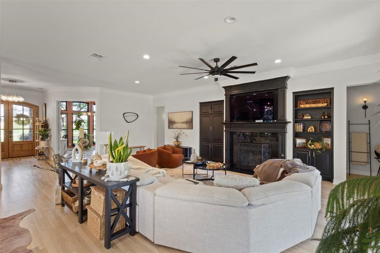 1504 Brook Ln - Photo 3 of 39