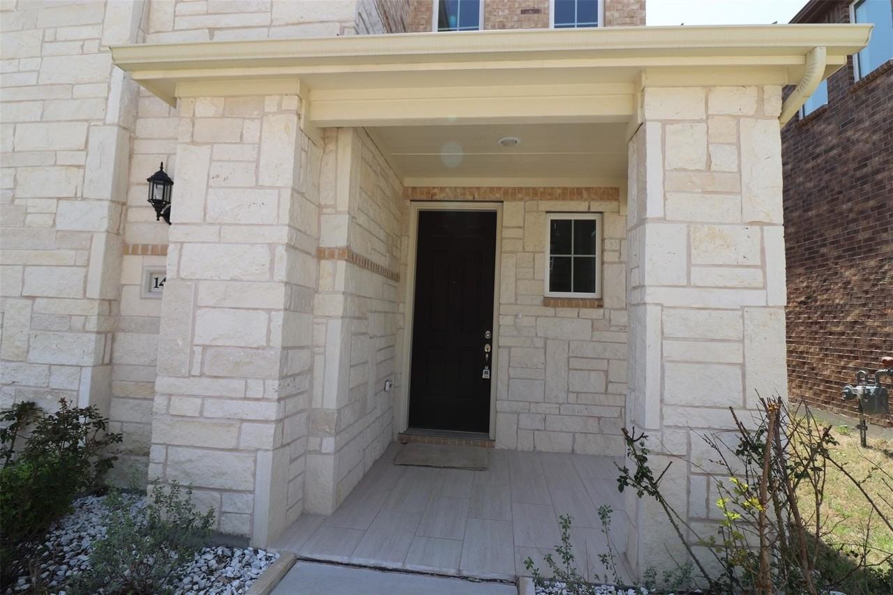 1422 Bellingham Ln - Photo 2 of 22