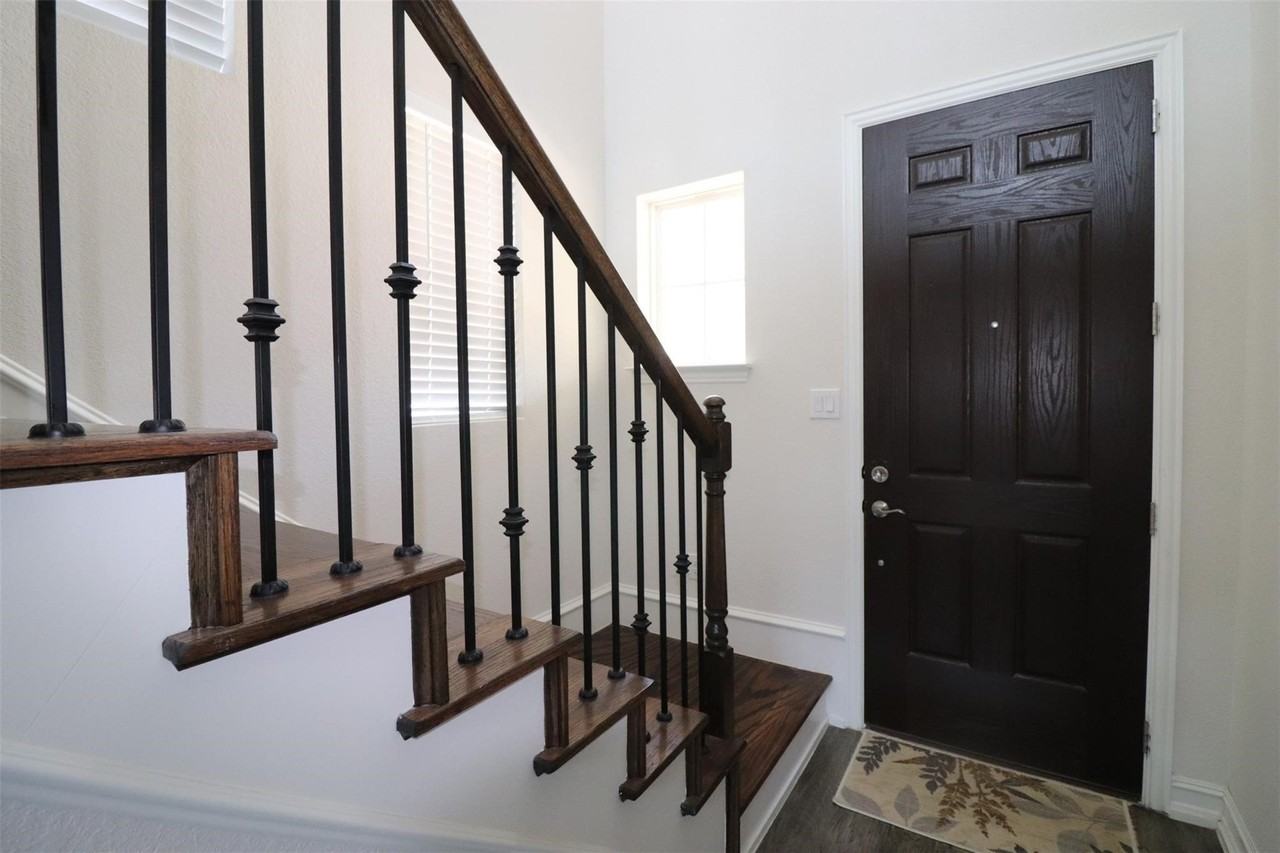 1422 Bellingham Ln - Photo 3 of 22