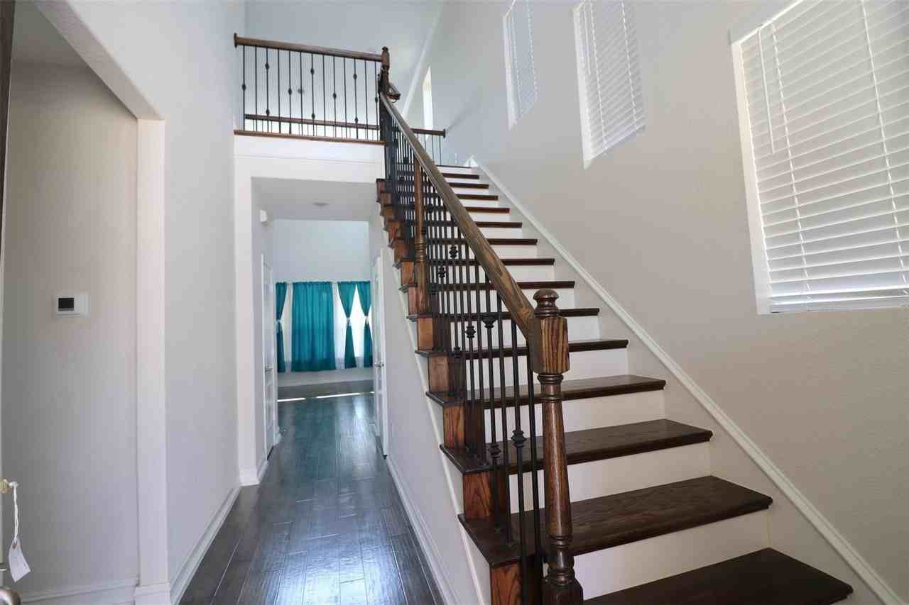 1422 Bellingham Ln - Photo 4 of 22