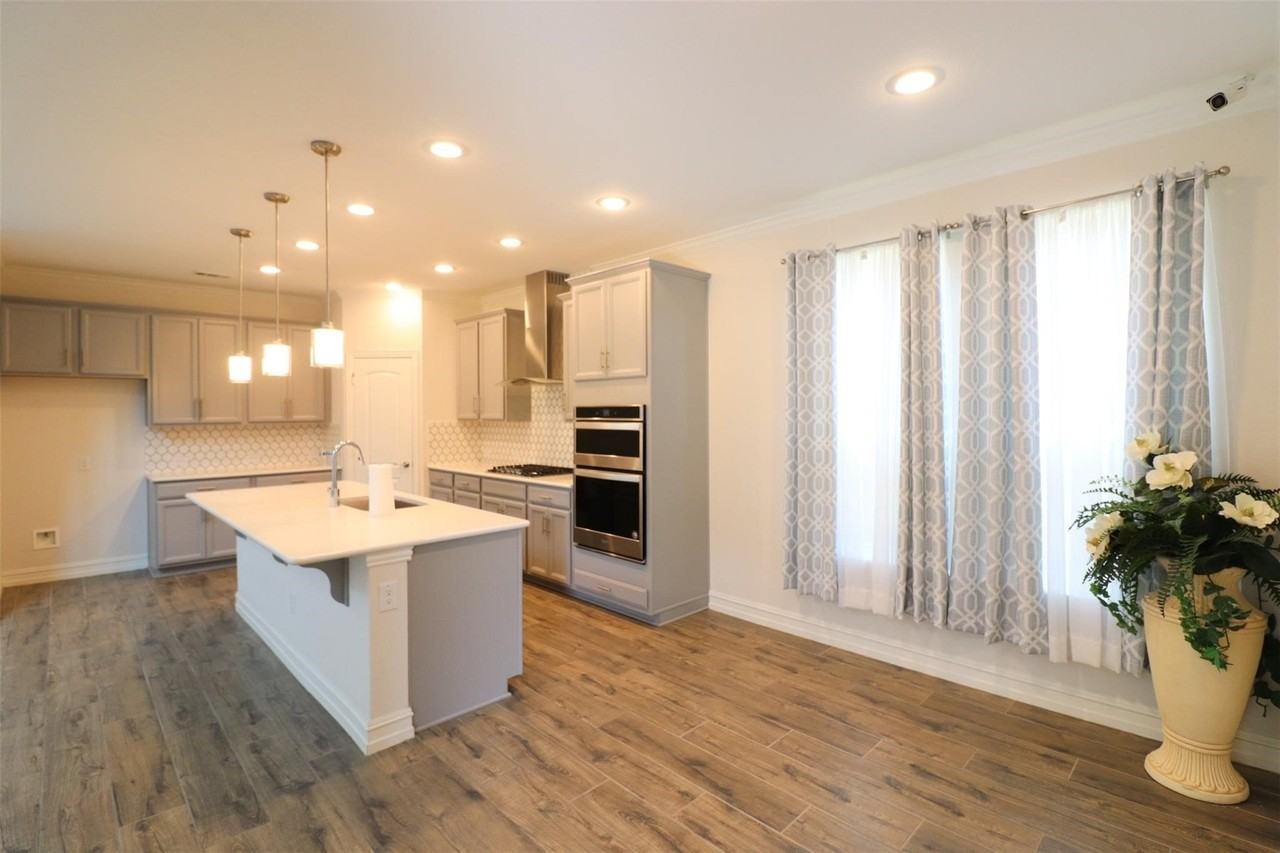 1422 Bellingham Ln - Photo 5 of 22