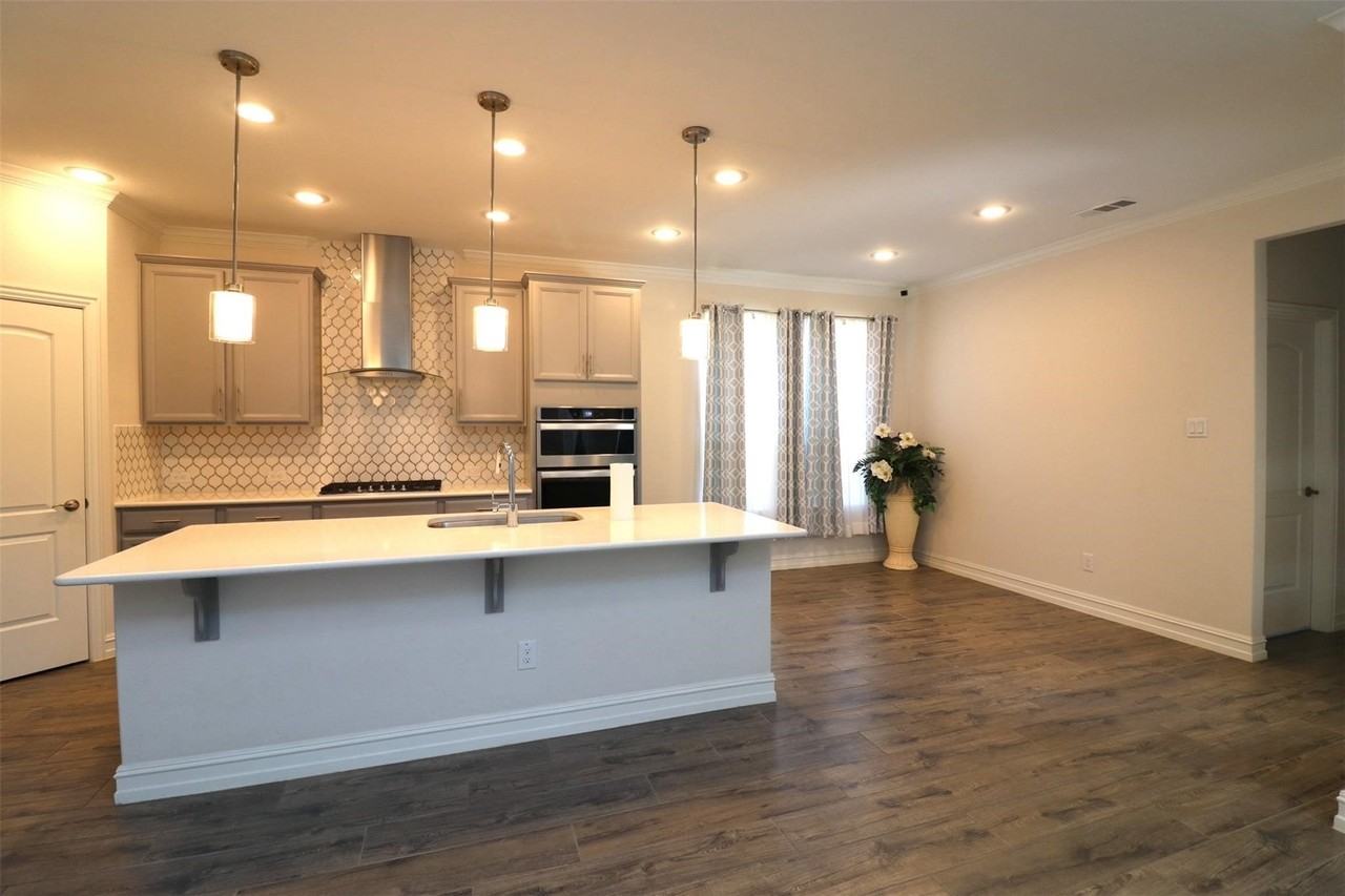 1422 Bellingham Ln - Photo 6 of 22