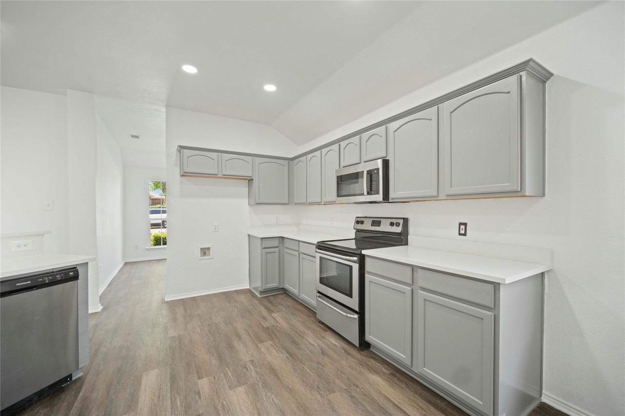 2130 Harvester Dr - Photo 4 of 35