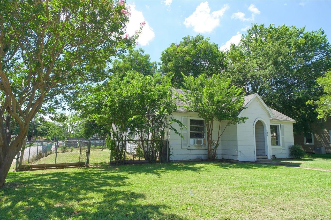 901 N Howeth St - Photo 2 of 24