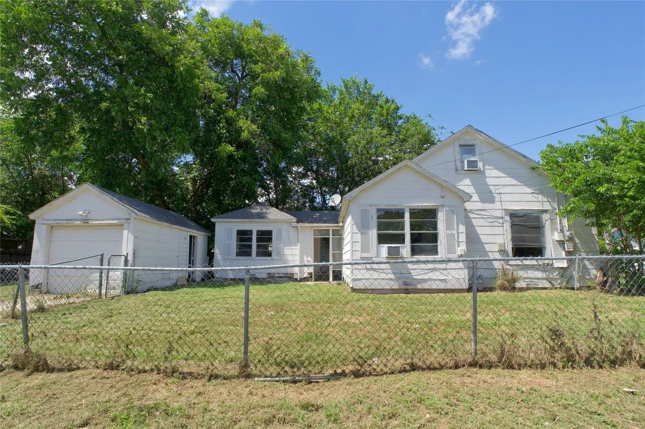 901 N Howeth St - Photo 4 of 24