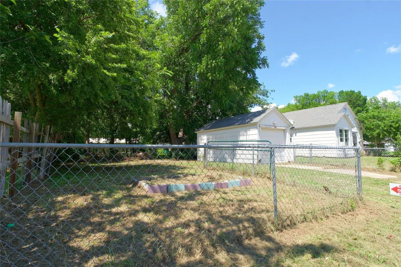 901 N Howeth St - Photo 5 of 24