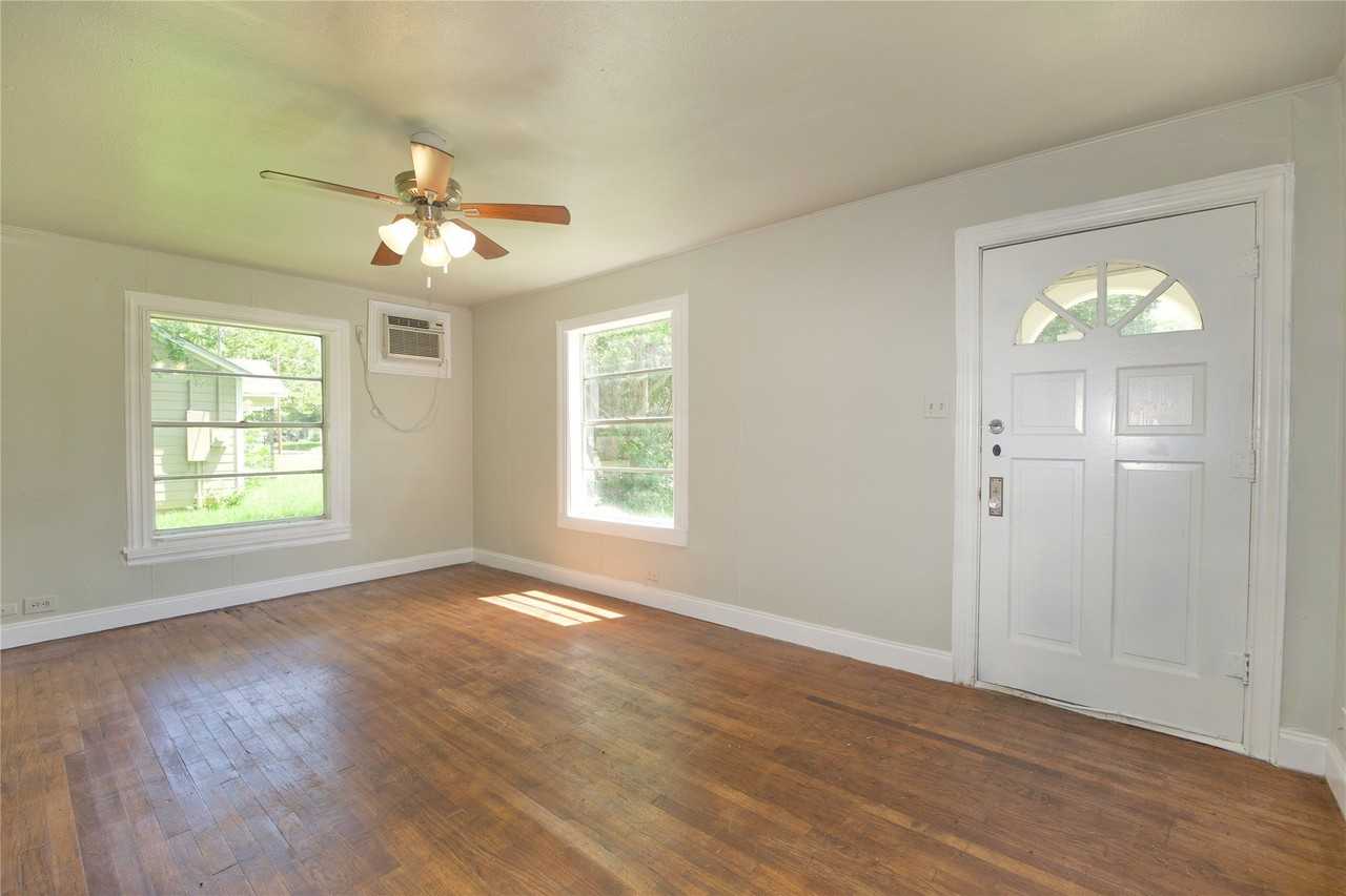 901 N Howeth St - Photo 6 of 24