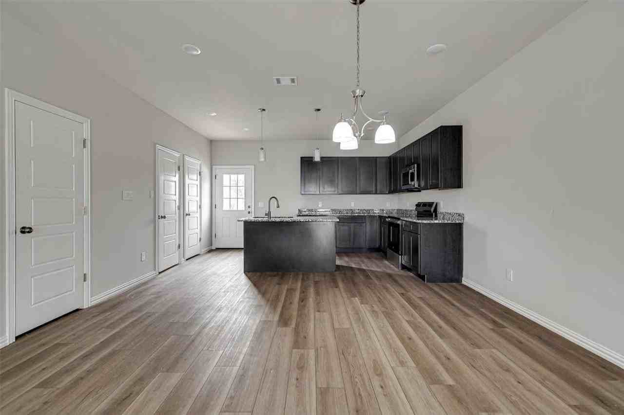 1136 E Broadway Ave #1138 - Photo 3 of 16
