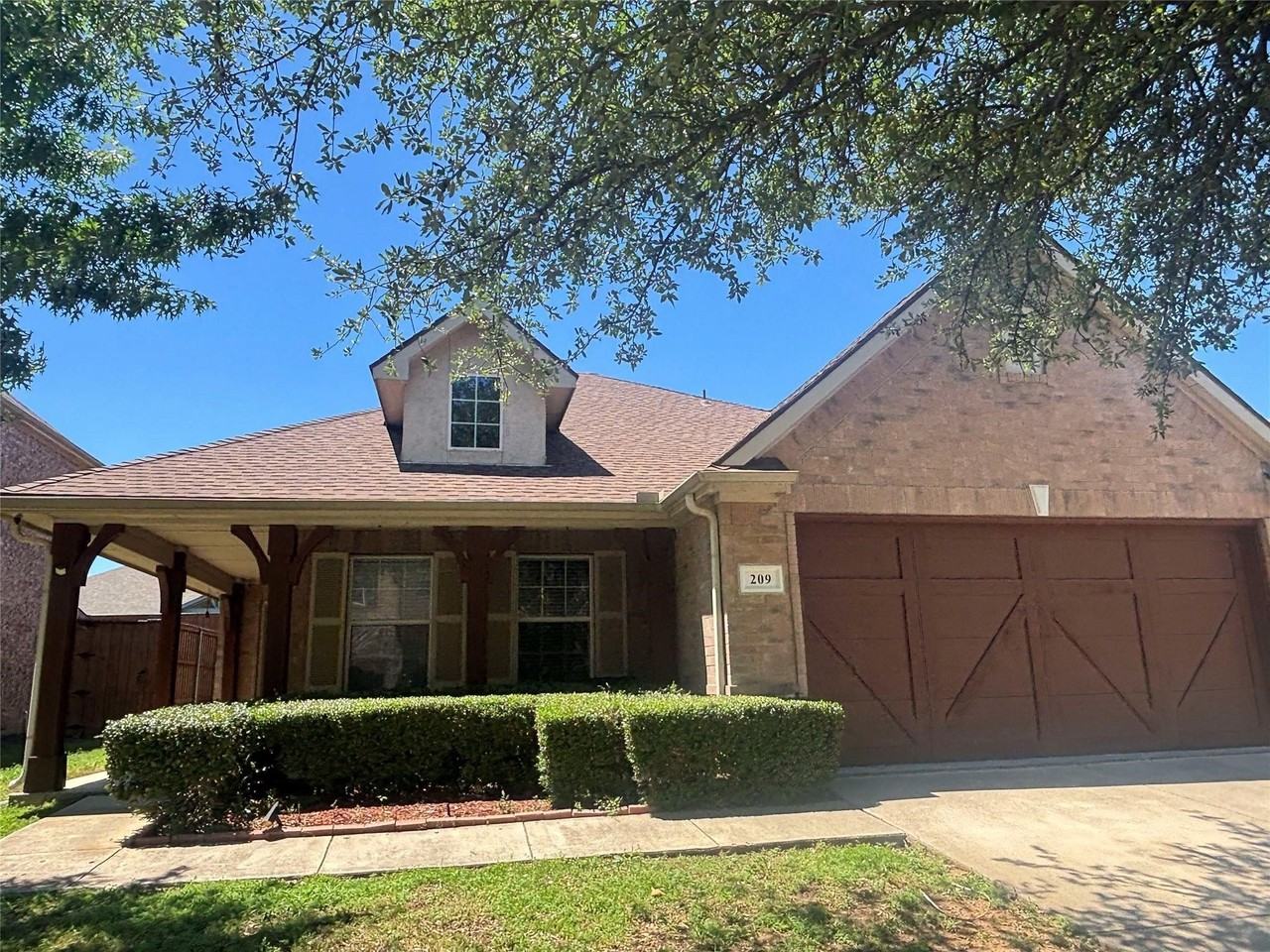 209 Moonlight Dr - Photo 2 of 13