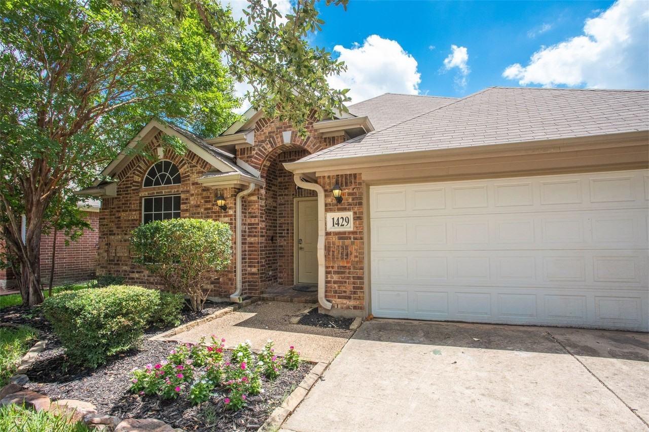 1429 Tree Top Dr - Photo 2 of 16