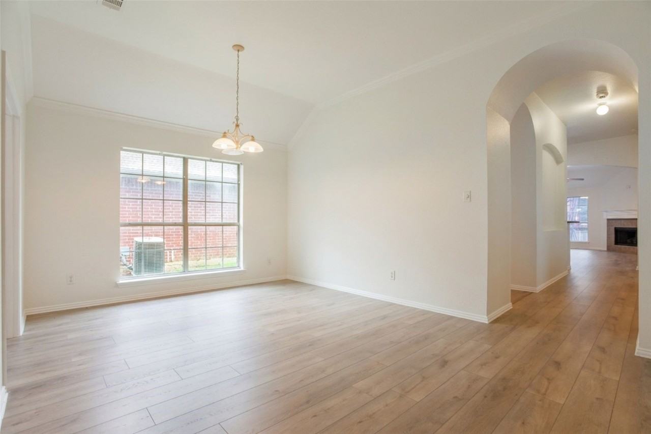 1429 Tree Top Dr - Photo 4 of 16