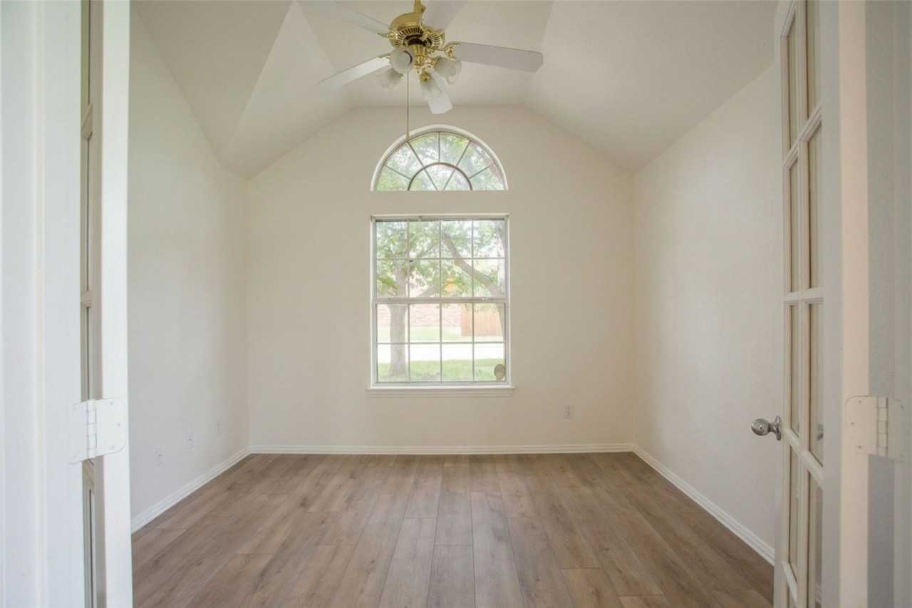 1429 Tree Top Dr - Photo 5 of 16