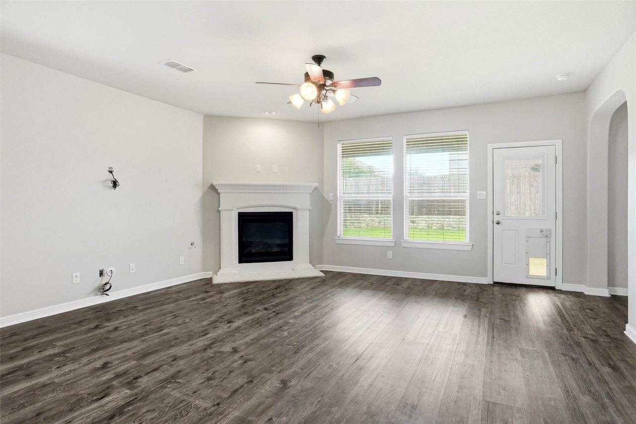 525 Lindisfarne Ln - Photo 3 of 19