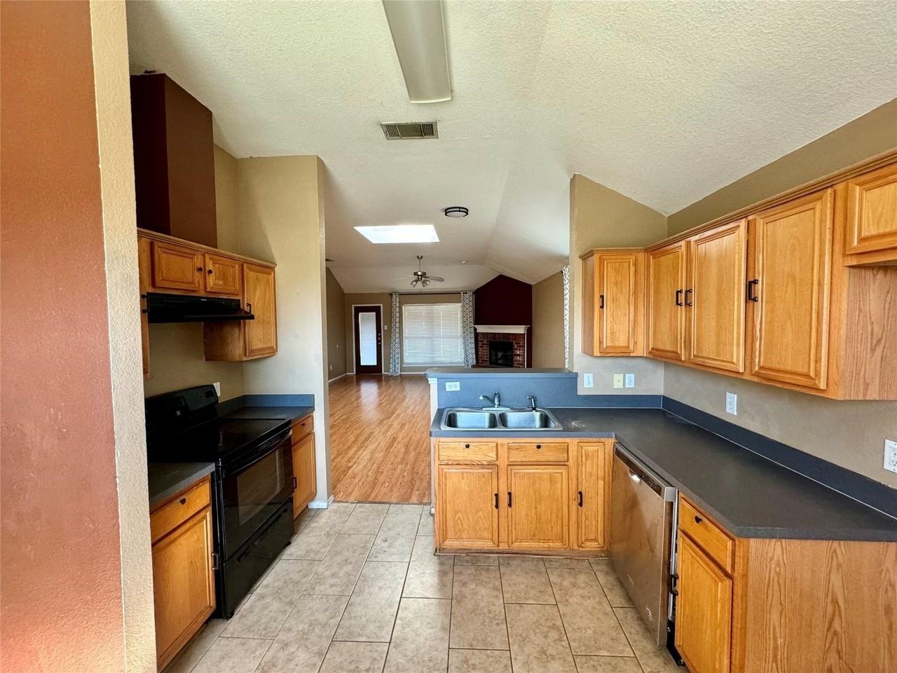 1425 Teal Way - Photo 4 of 18