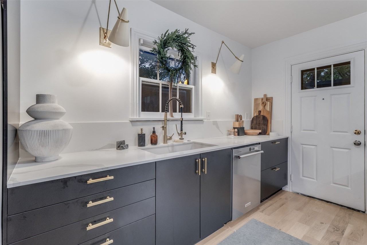 6511 Gaston Ave - Photo 4 of 14