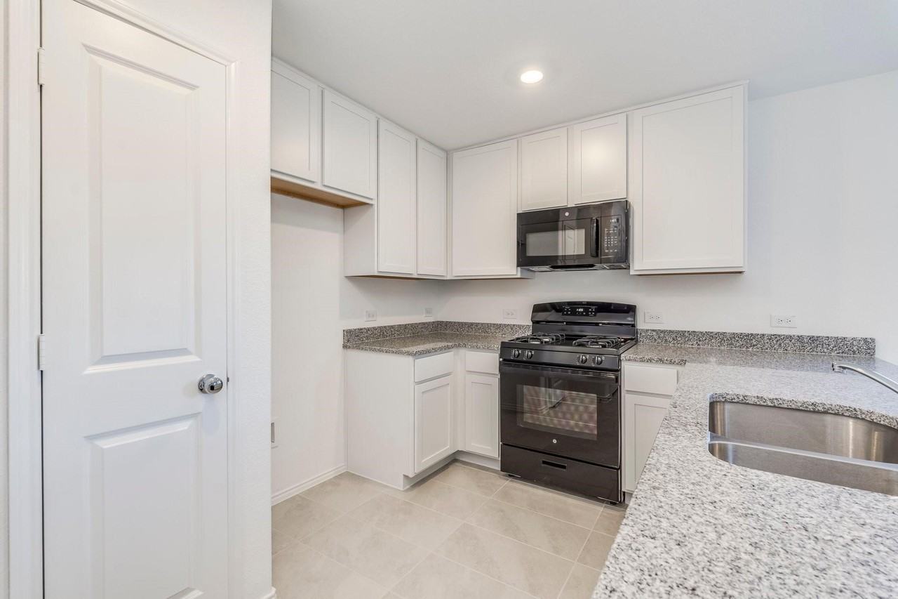3605 Flicker Ln - Photo 4 of 30