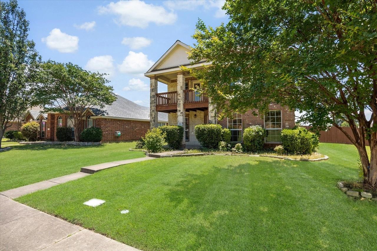 1100 Camelot Dr - Photo 3 of 30