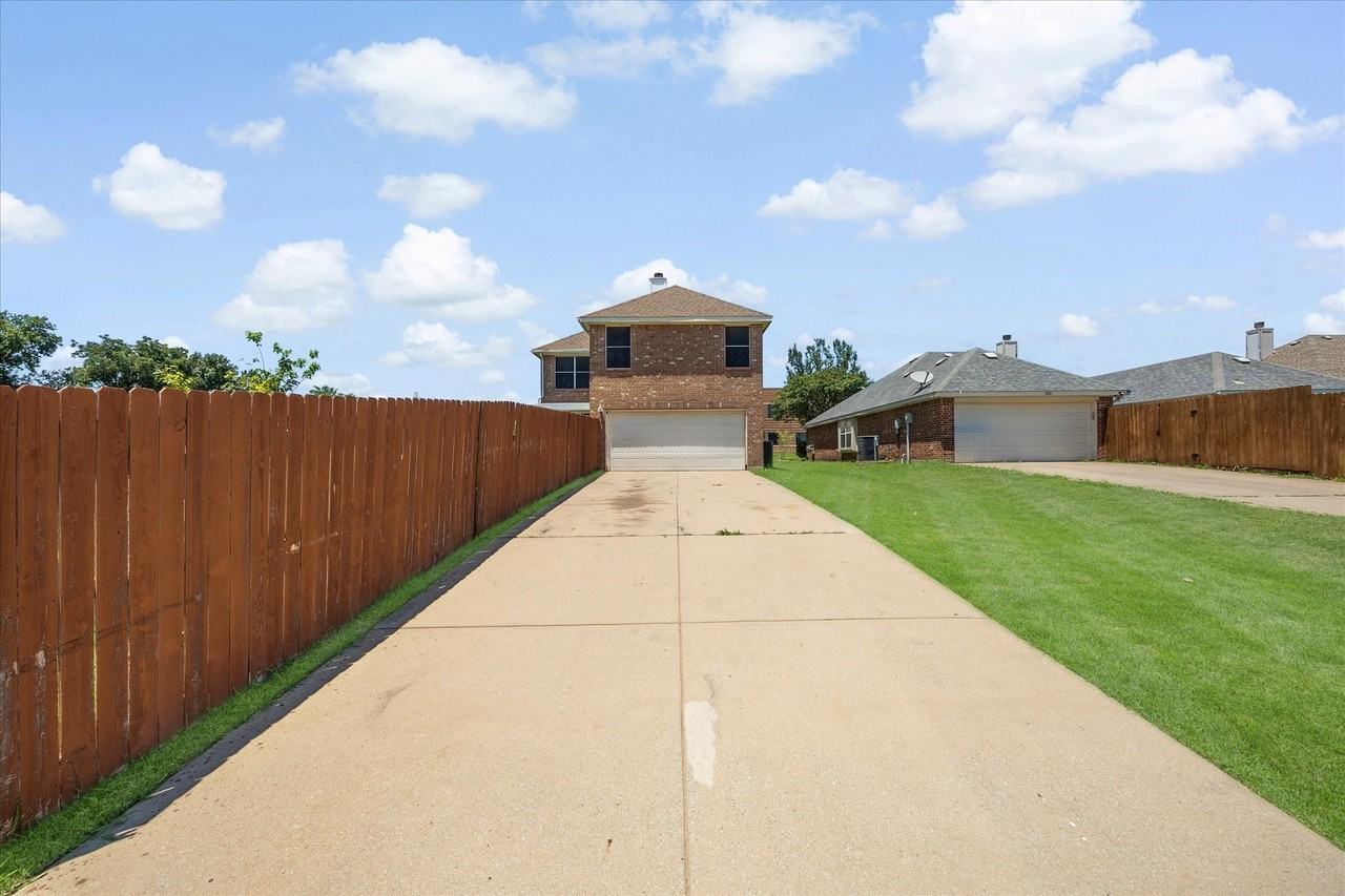 1100 Camelot Dr - Photo 4 of 30