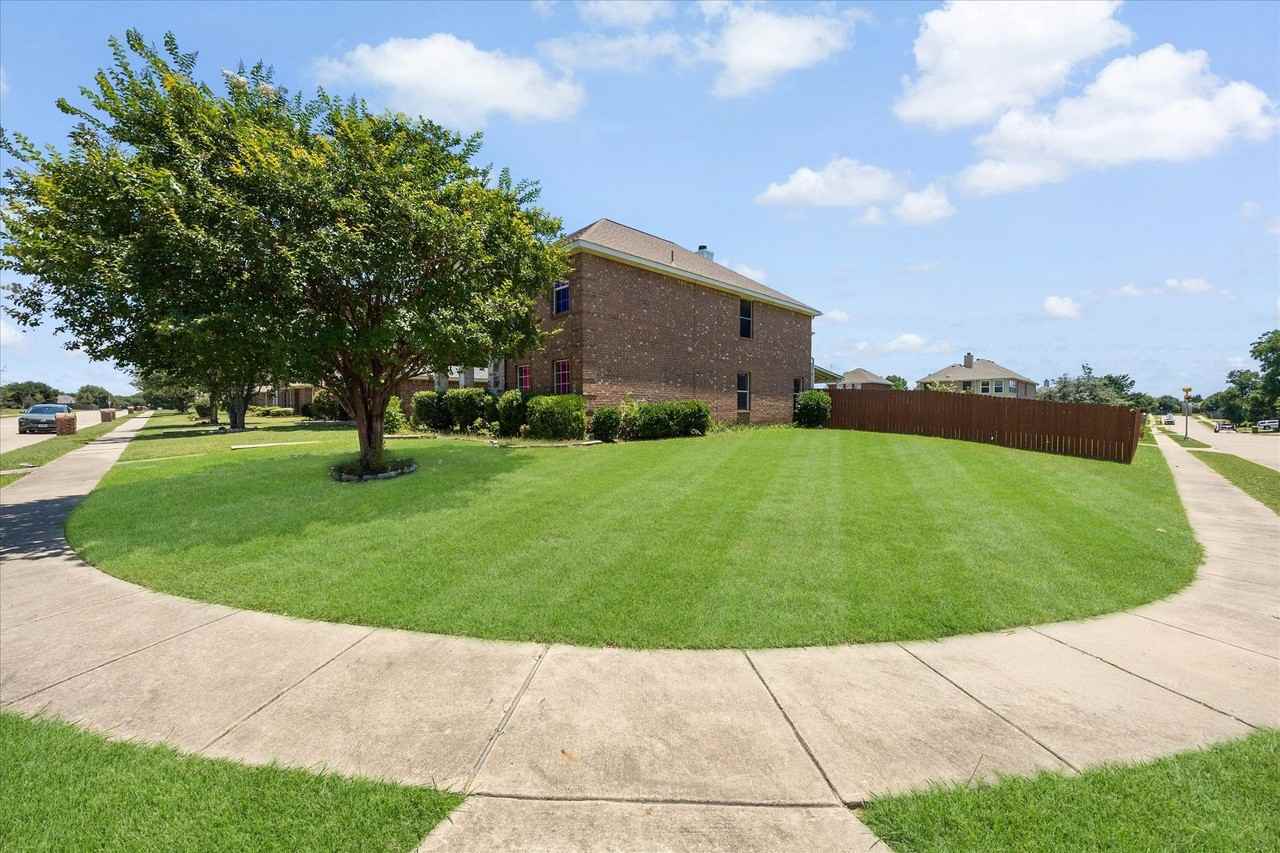 1100 Camelot Dr - Photo 5 of 30