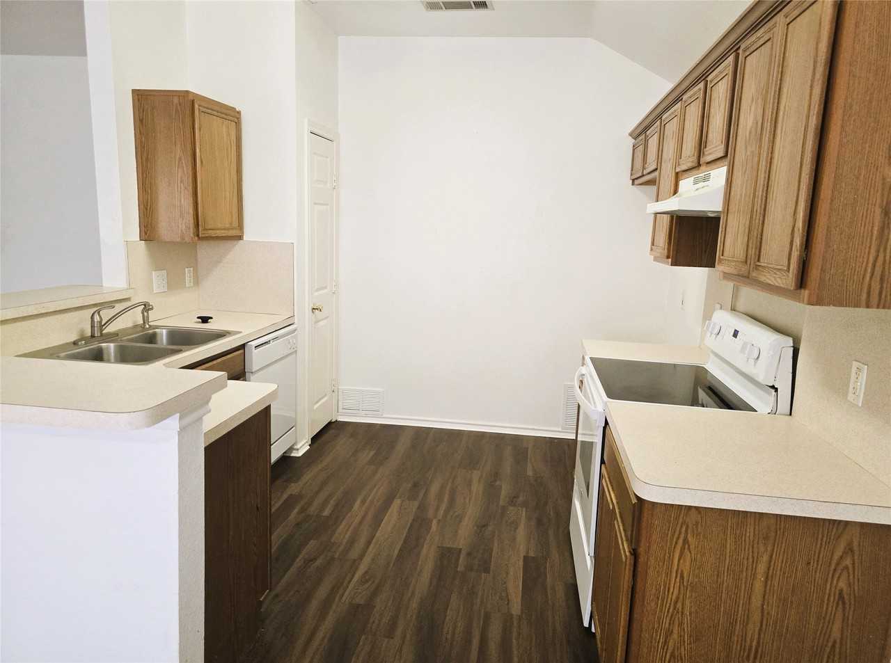 1512 Parrot Ct - Photo 4 of 10