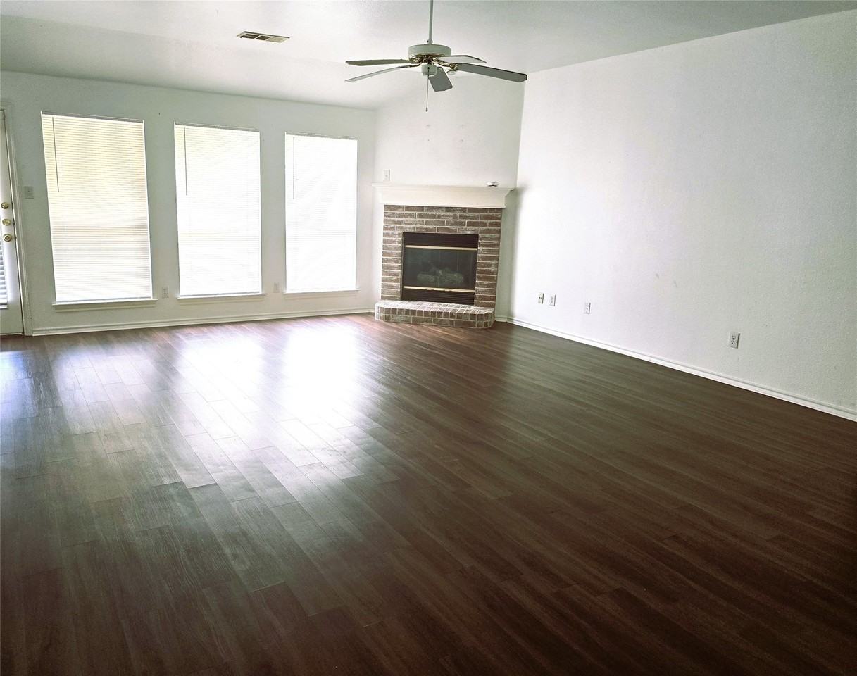 1512 Parrot Ct - Photo 5 of 10
