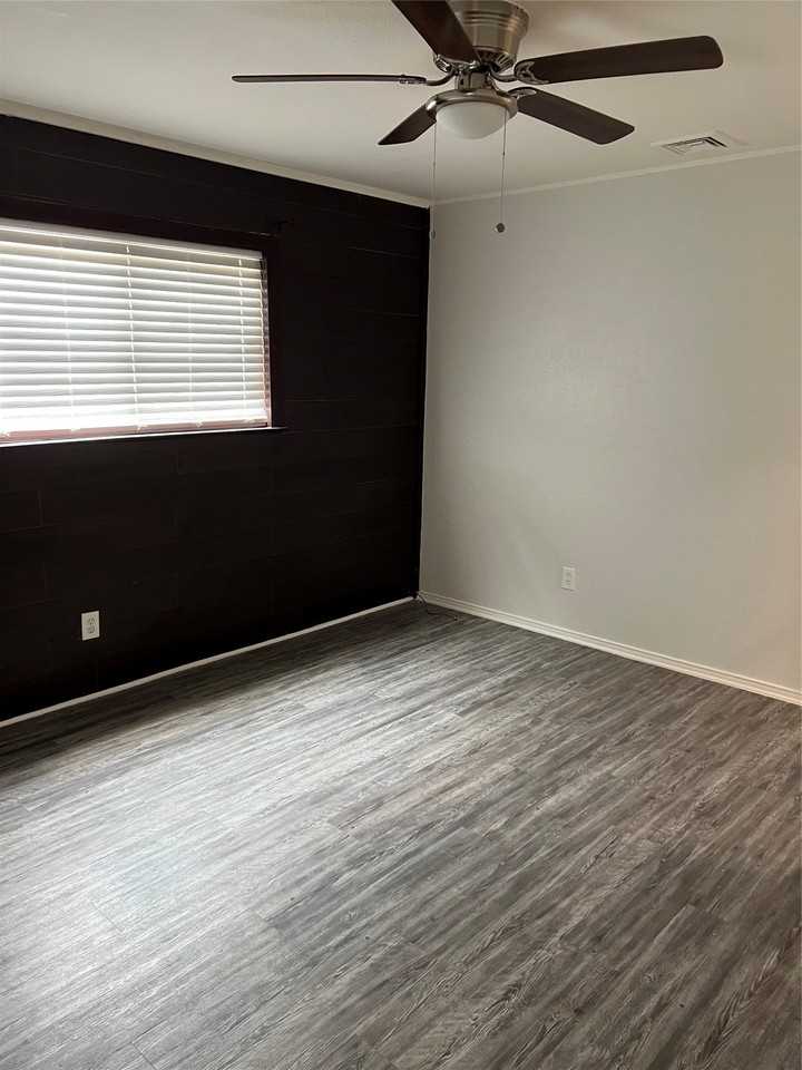 507 Hilltop Ln - Photo 2 of 19