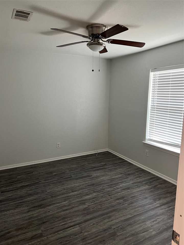 507 Hilltop Ln - Photo 5 of 19
