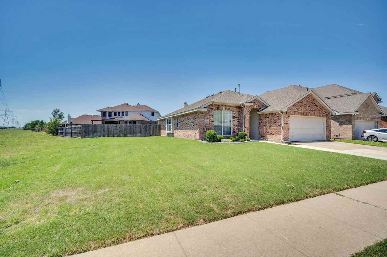 6516 Fairglen Dr - Photo 3 of 25