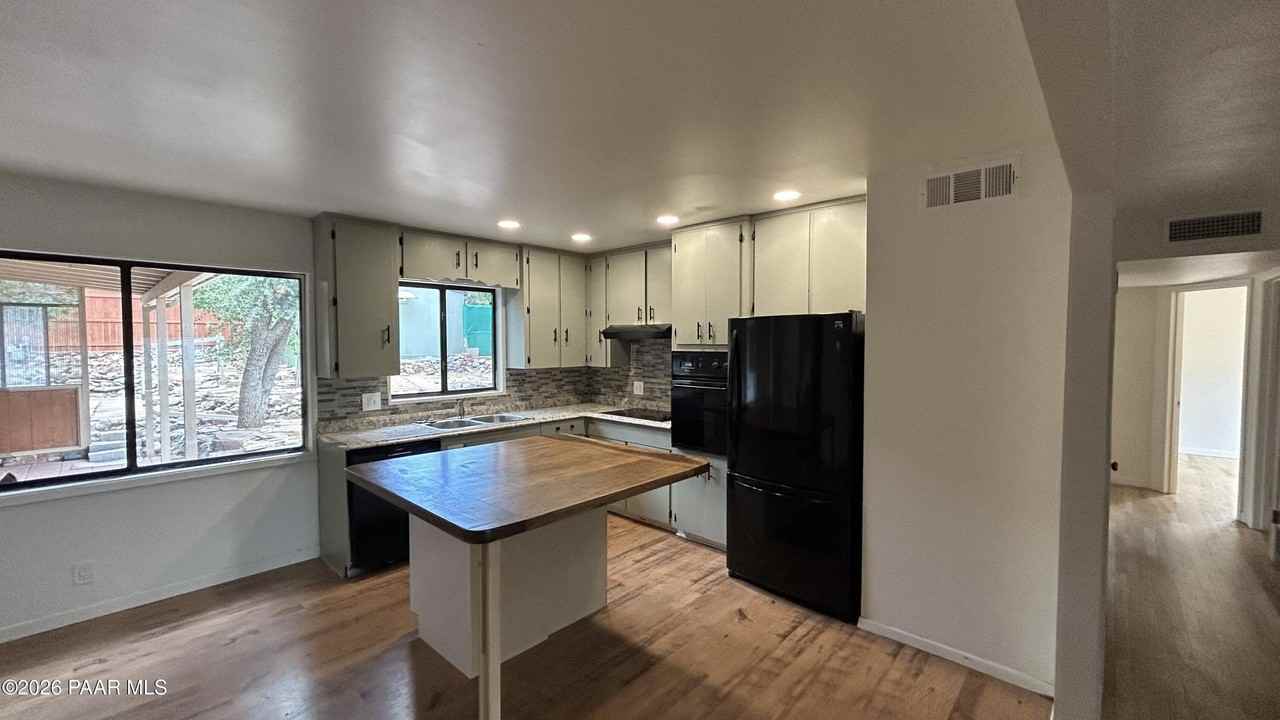610 Flora St - Photo 2 of 13