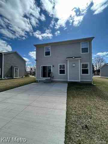 2323 E Maple Rd - Photo 3 of 17