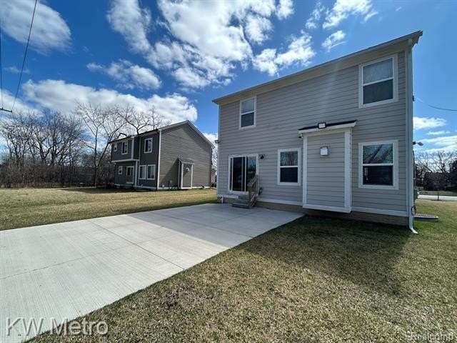2323 E Maple Rd - Photo 4 of 17