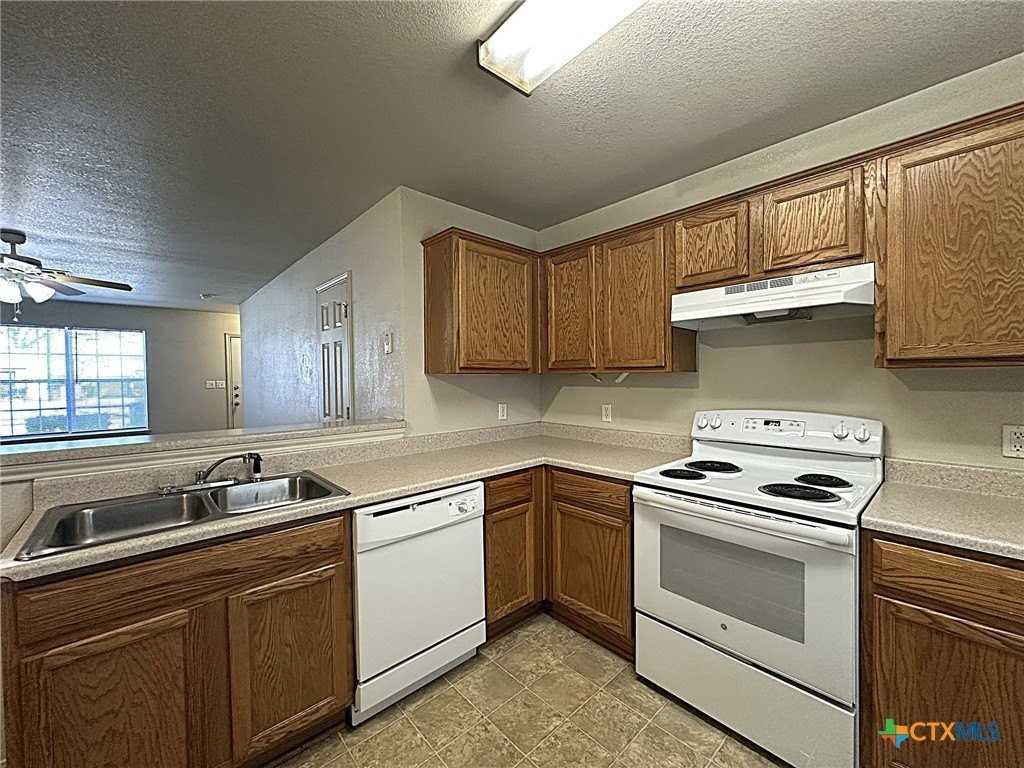 402 Veterans Ave #C - Photo 3 of 10