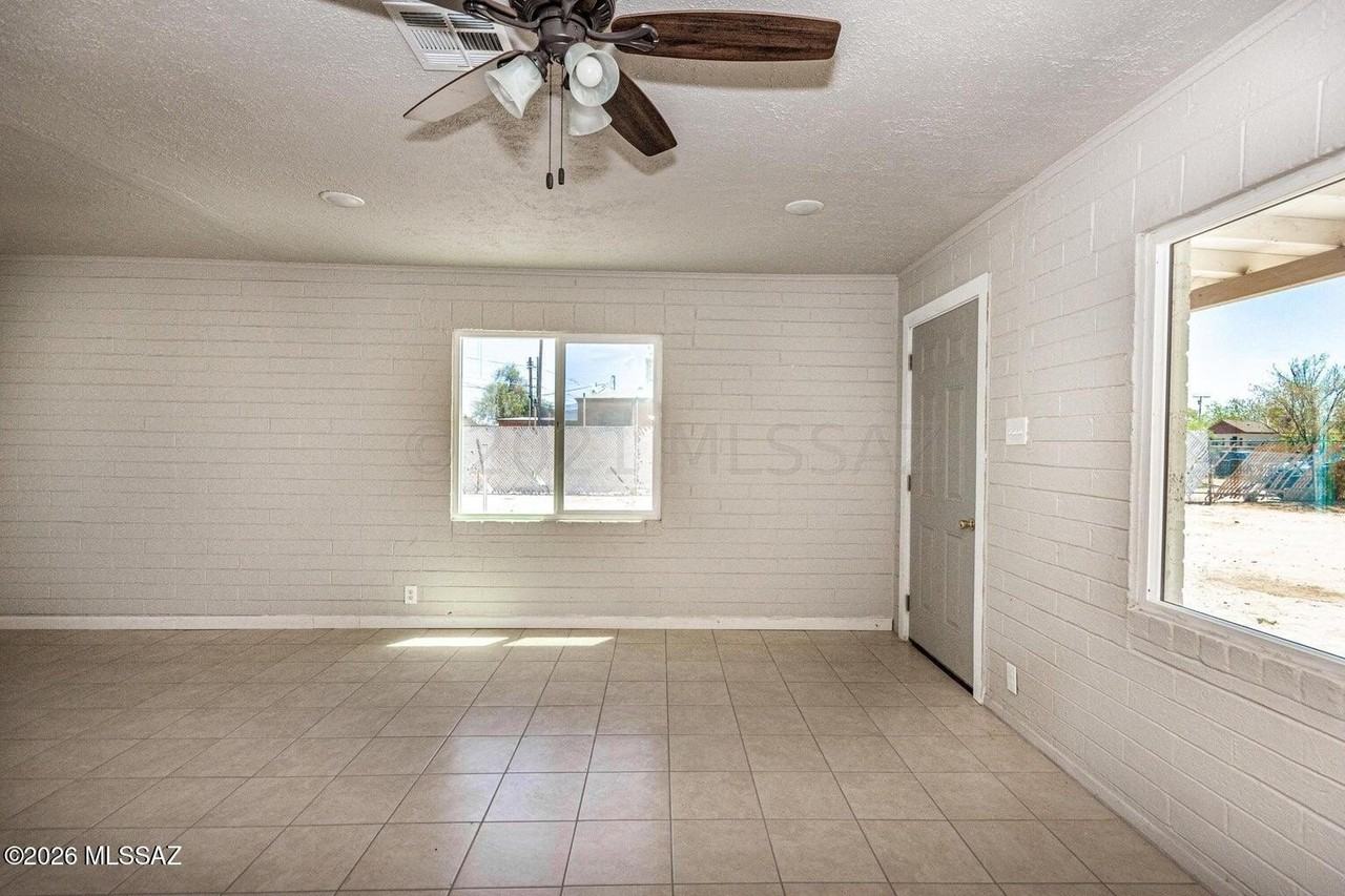 2433 E Cameron Vis - Photo 3 of 12