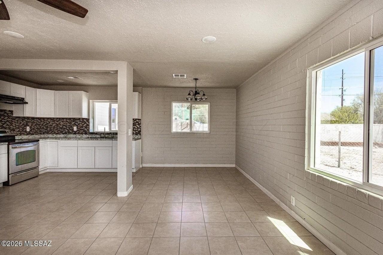 2433 E Cameron Vis - Photo 4 of 12