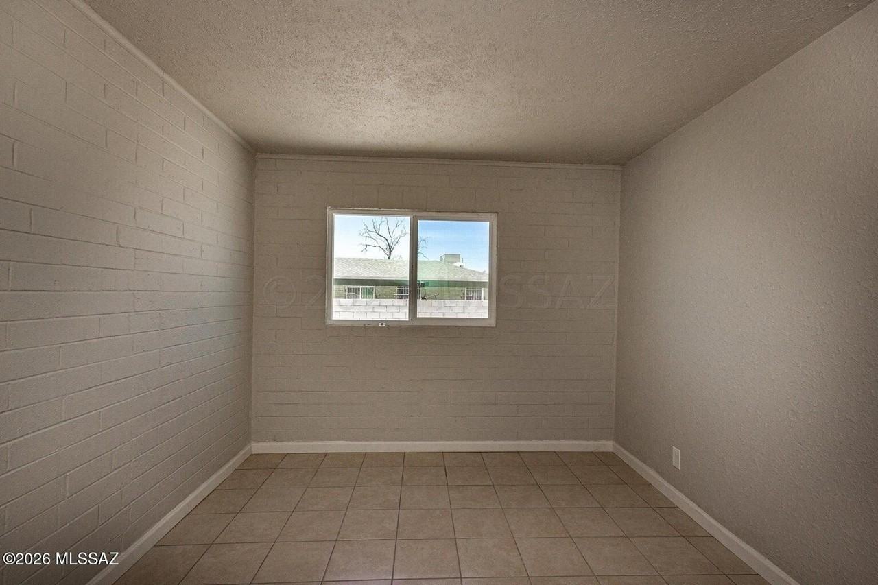 2433 E Cameron Vis - Photo 5 of 12